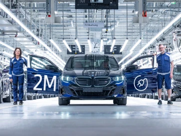 BMW Group Rayakan Produksi Mobil Listrik ke-2 Juta dari Dingolfing