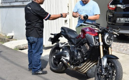 Jelang Lebaran, Wahana Antarkan Honda BigBike CBR650 ke Konsumen