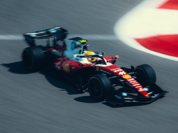 Lewis Hamilton Rampungkan Tes Perdana dengan SF-26