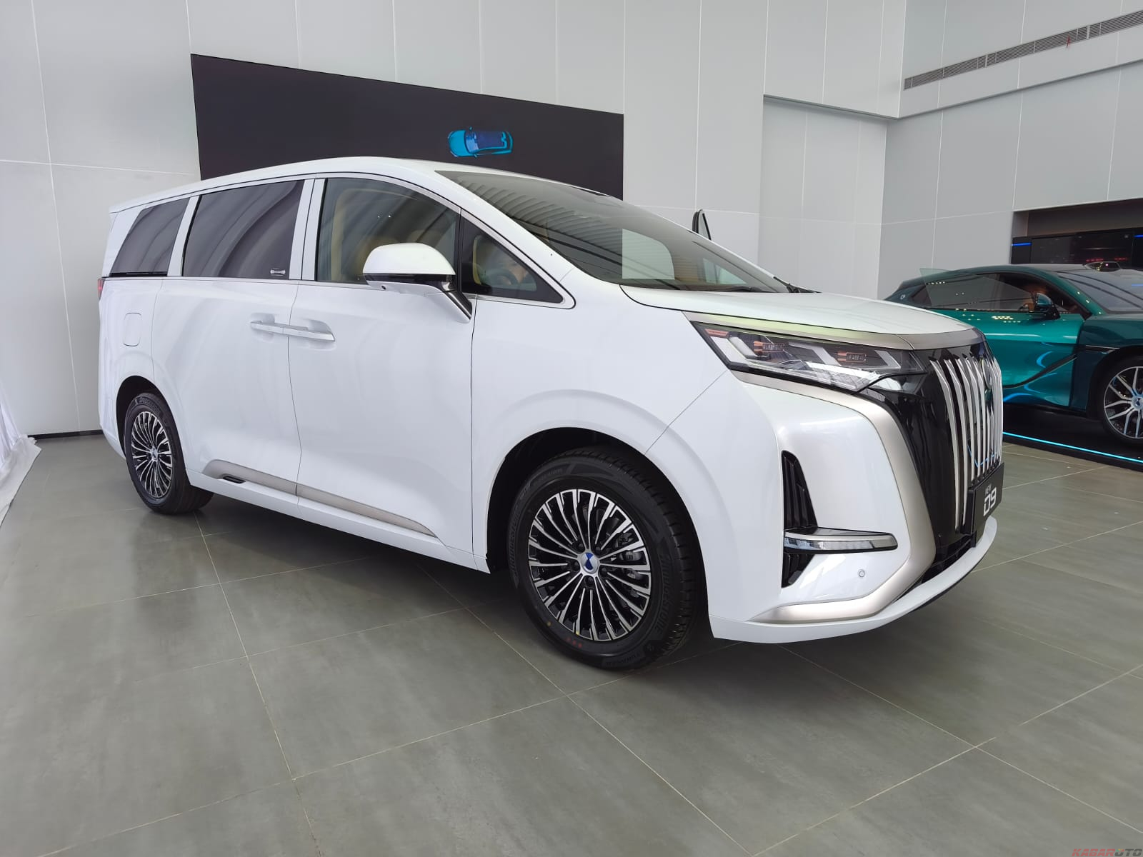Danza D9 2026 Makin Canggih, Baterai 115 kWh Tembus 730 Km dan Isi Daya 9 Menit!