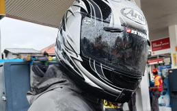 Dipakai Jauh Saat Mudik Lebaran, Begini Cara Simple Bersihkan Helm 