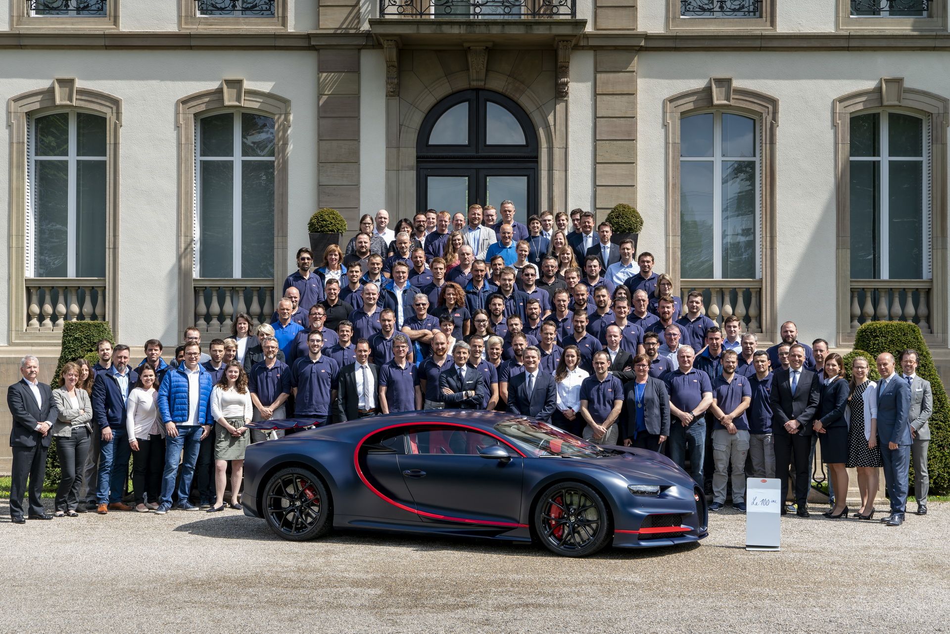 Bugatti Luncurkan Chiron Versi Produksi ke-100 di Perancis