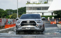 New Toyota Hilux Fitur Lengkap Paling Mahal Hanya Rp492 Jutaan