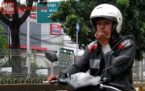 Dampak Bahaya Merokok Saat Mengendarai Motor