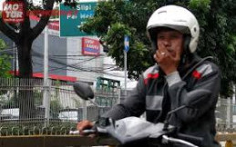 Dampak Bahaya Merokok Saat Mengendarai Motor