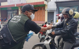 Cegah Covid-19, Pertamina Bagikan Ribuan Masker di Indramayu