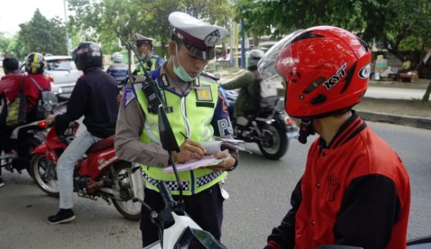 Jangan Coba Melanggar, Polisi Masih Terapkan Tilang Manual di Titik Tak Terjangkau ETLE