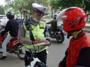 Jangan Coba Melanggar, Polisi Masih Terapkan Tilang Manual di Titik Tak Terjangkau ETLE