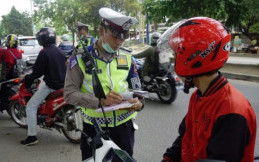 Jangan Coba Melanggar, Polisi Masih Terapkan Tilang Manual di Titik Tak Terjangkau ETLE