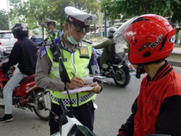 Jangan Coba Melanggar, Polisi Masih Terapkan Tilang Manual di Titik Tak Terjangkau ETLE