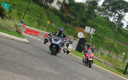 Simak Tips Ini Agar Sobat Enggak Sampai 'Adu Banteng' Ketika Menyalip Kendaraan Lainnya