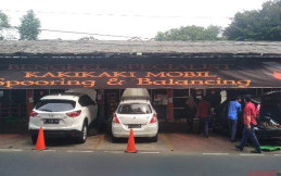 Bengkel Spesial Kaki-kaki Mobil Ini Dari Pagi Sudah Didatangi Pelanggan