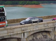 Lucu, Pengendara Mobil Tesla Model X Takut Lewat Jalan Sempit
