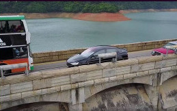 Lucu, Pengendara Mobil Tesla Model X Takut Lewat Jalan Sempit