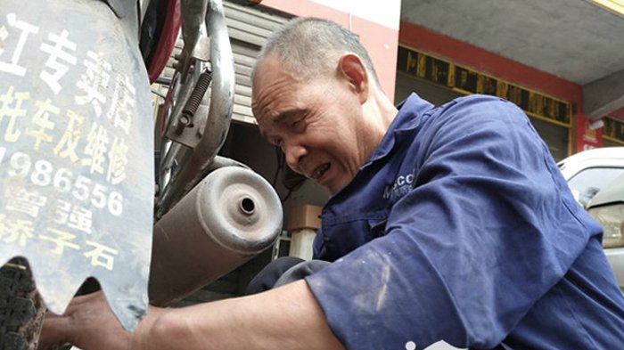 Kakek Tuna Netra Berusia 60 Tahun Ini Punya Cara Unik untuk Perbaiki Motor 