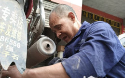 Kakek Tuna Netra Berusia 60 Tahun Ini Punya Cara Unik untuk Perbaiki Motor 