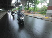 Langkah Bijak yang Bisa Dilakukan Bikers Persiapkan Diri dan Kendaraan Motoran di Musim Hujan