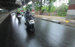 Langkah Bijak yang Bisa Dilakukan Bikers Persiapkan Diri dan Kendaraan Motoran di Musim Hujan