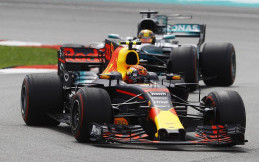 Verstappen: Red Bull Dominasi Balapan  F1 jika Gunakan Mesin Mercedes