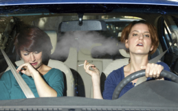 Cara Ampuh Hilangkan Bau Asap Rokok di Kabin Mobil