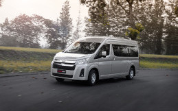 Test Drive Toyota HiAce Premio - Senyaman Menyetir Innova dan Fortuner