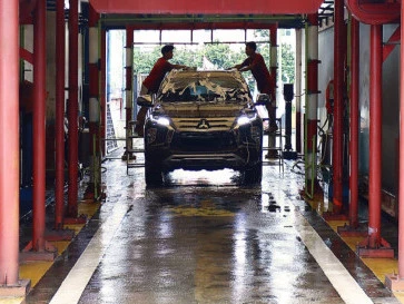 Tips Cara Mencuci Mobil Versi Bengkel Resmi, Begini Langkahnya