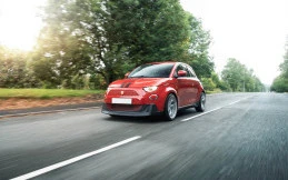 Fiat 500e Designio Rosso, Simbol Akulturasi Italia dan Inggris