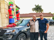 The Rock Hadiahi Ayah Mobil Mewah di Hari Natal