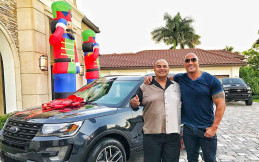 The Rock Hadiahi Ayah Mobil Mewah di Hari Natal