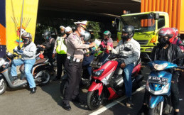 Dukung Polres Jakbar, Honda Edukasi Pentingnya Masker dan Sarung Tangan
