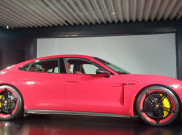 Astaga! Vlogger ini Tabrak Kaca Diler Mobil Menggunakan Porsche Taycan 