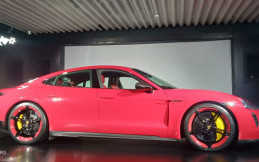 Astaga! Vlogger ini Tabrak Kaca Diler Mobil Menggunakan Porsche Taycan 