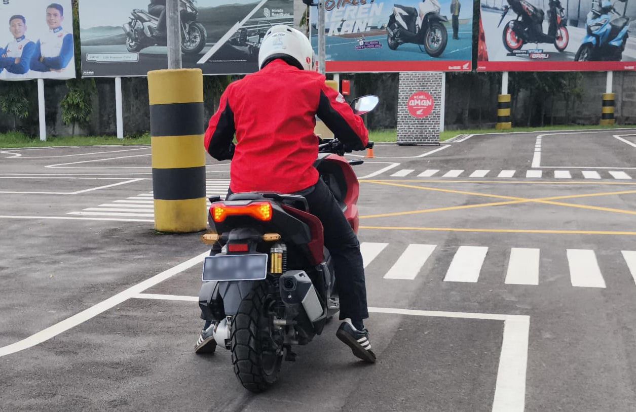 Hindari Penggunaan Lampu Hazard yang Tidak Tepat Saat Berkendara