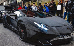 Gila, Wanita Ini Lapisi Lamborghini Aventador SV dengan Jutaan Swarovski