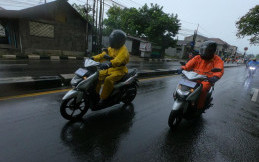 Rawan Tergelincir, Begini Cara Motoran Saat Kondisi Hujan