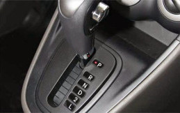 Tips Mengendarai Mobil Matic yang Benar dan Aman