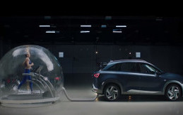 Wow! Atlet Ini Lari dan Menghirup Udara dari Knalpot Hyundai Nexo