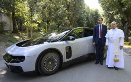 Paus Leone XIV Terima Audiensi Ferrari, Dihadiahi Setir Mobil Luce