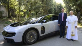 Paus Leone XIV Terima Audiensi Ferrari, Dihadiahi Setir Mobil Luce