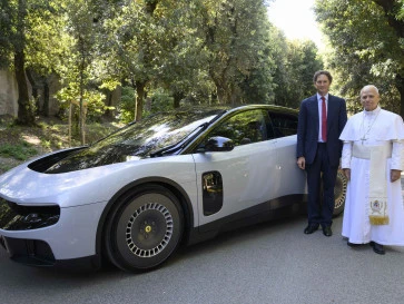 Paus Leone XIV Terima Audiensi Ferrari, Dihadiahi Setir Mobil Luce