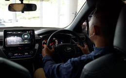 Ini Ruginya Merokok Sambil Menyetir Mobil