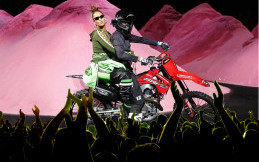 Masuk Panggung Pakai Motor Trail, Rihanna Dapat Sorakan dari Penonton