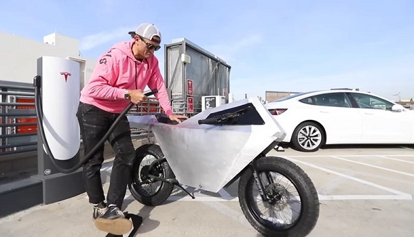 Wow! YouTuber Amerika Tak Sengaja Desain Cyberbike, Motor Mirip Tesla Cybertruck