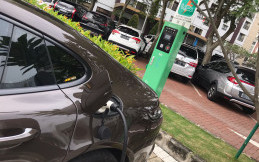 Menjajal SPKLU di EVCuzz Gading Serpong, Begini Langkahnya