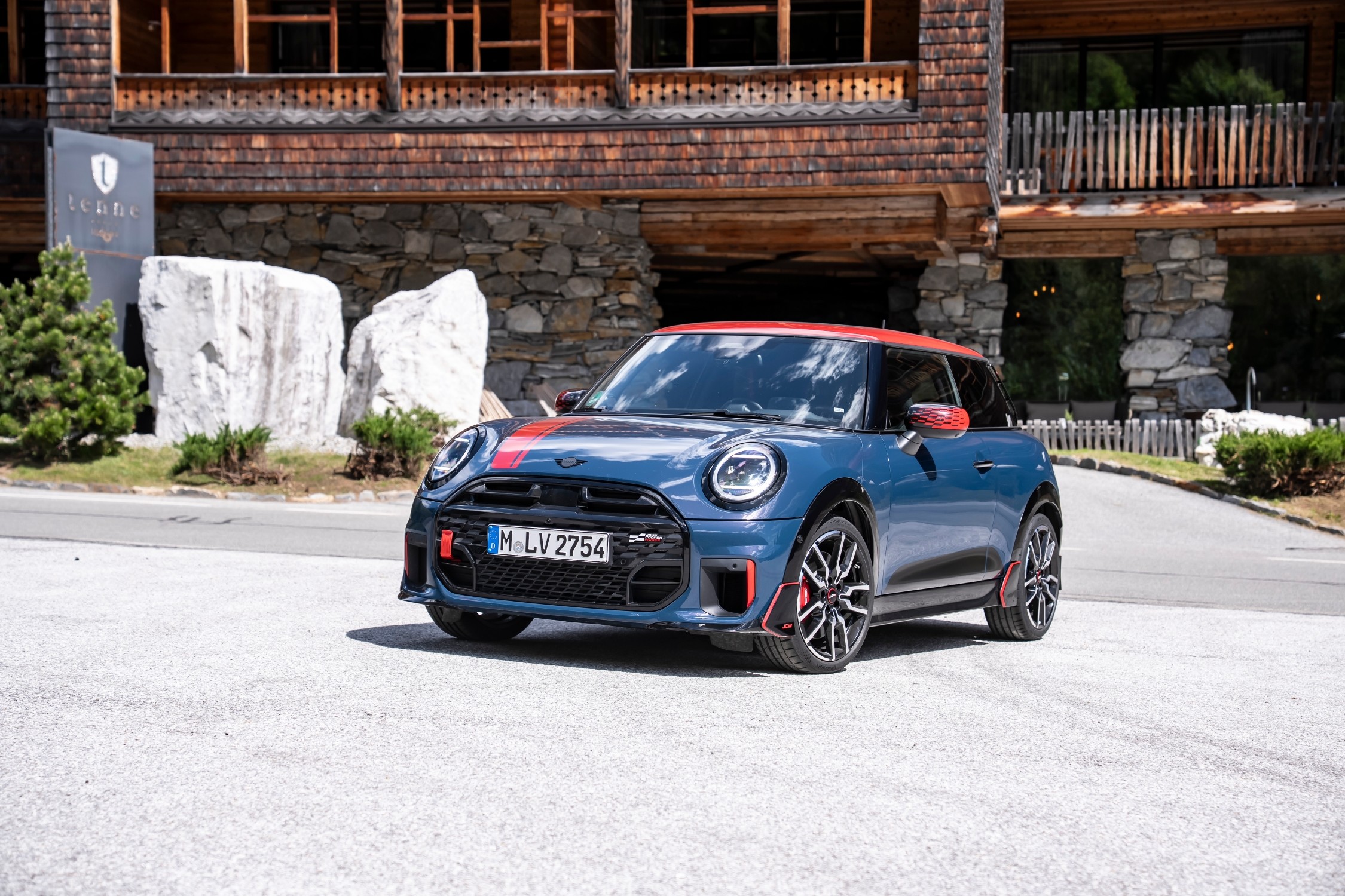 MINI John Cooper Works (JCW) 3-Door. Dibalut kelir eksklusif Indigo Sunset Blue