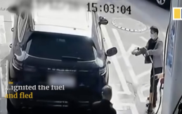 Nekat, Seorang Pria Bakar Porsche Cayenne Saat Isi Bensin