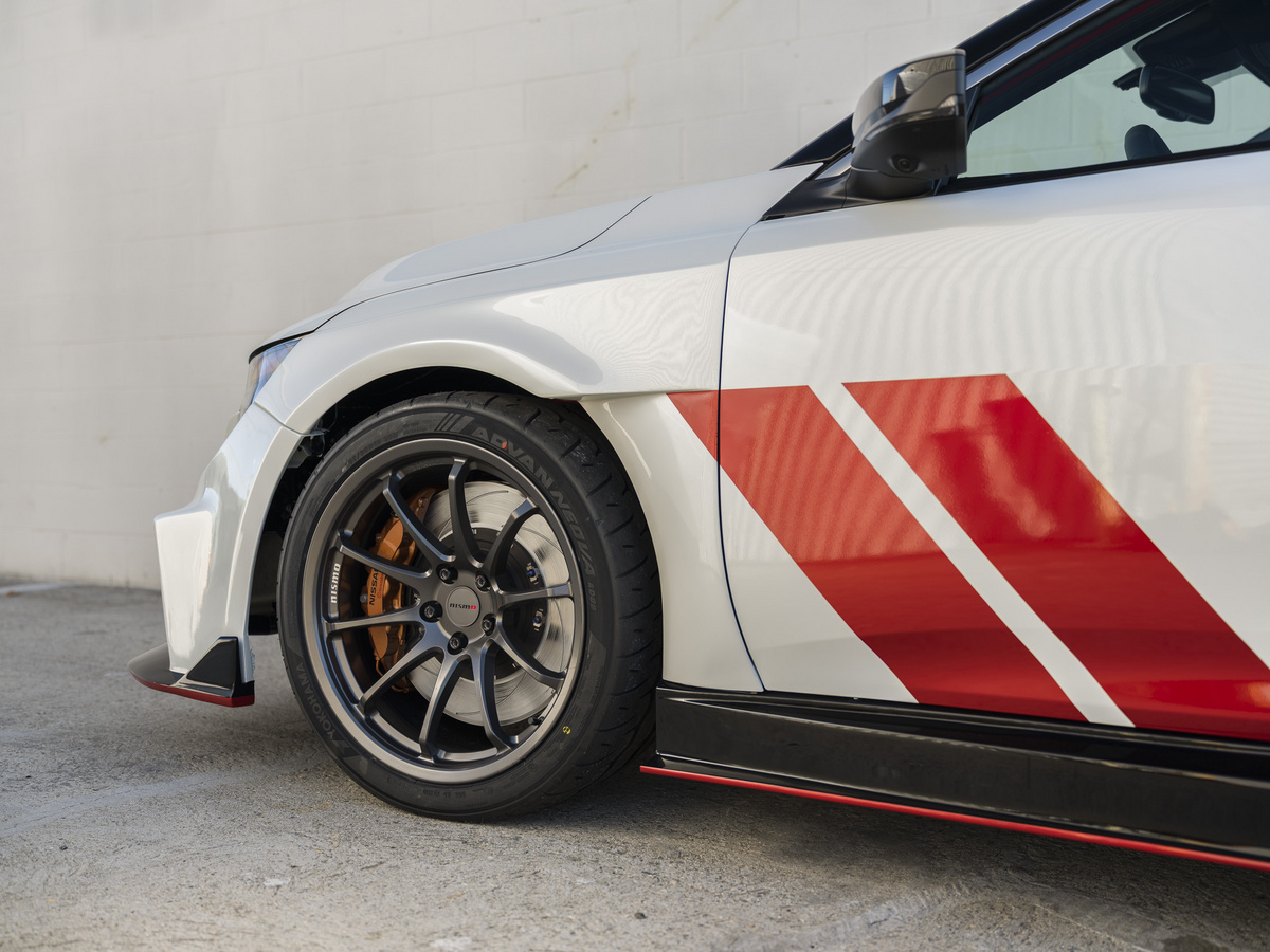 Nissan Sentra Spec-V Concept Roda depan dikawal kaliper Brembo 6-piston