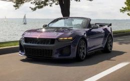Ford Mustang Dark Horse SC Convertible, V8 Supercharged Bertenaga 795 DK!