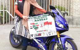 Simak Cerita Dina Zildea, Lady Biker Indonesia Gaspol Motor ke Makkah