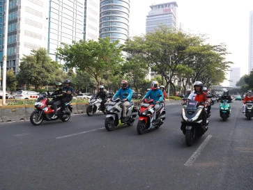 Tunggangi New Honda Vario Evo 160, Mario Aji dan Veda Ega Sapa Penggemar di Jakarta